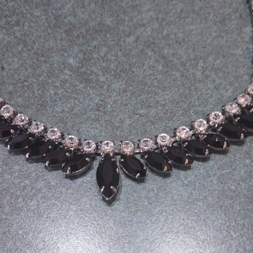 Elegant Black and Silver Necklace - Picture 2 of 5